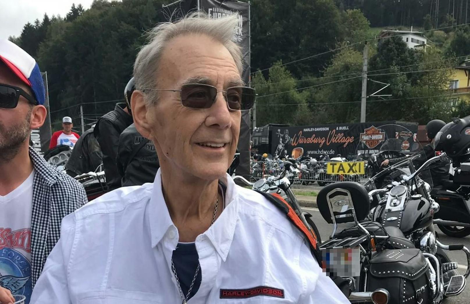 Anton Umnig überglücklich beim Harley-Treffen am Faaker See.
