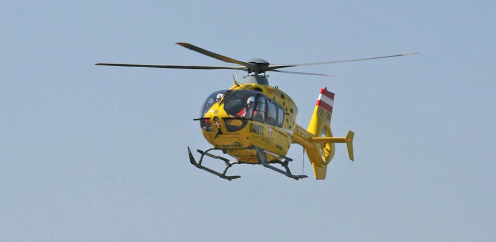 Der Mann wurde mit dem Rettungshubschrauber ins Spital gebracht (Symbolbild).