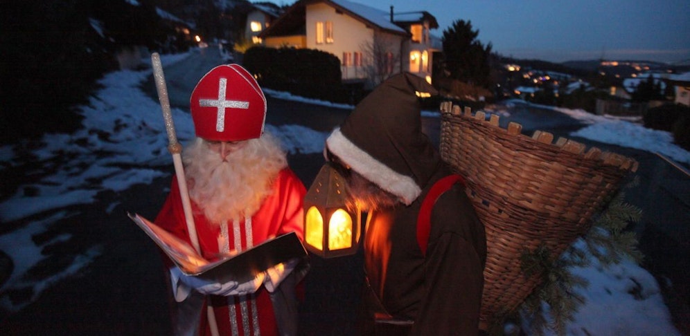 Der heilige Nikolo und sein Gehilfe Knecht Ruprecht heißen in der Schweiz "Samichlaus" und "Schmutzli".