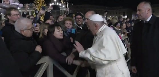 Papst traf die Frau, der er einen Klaps gab wieder