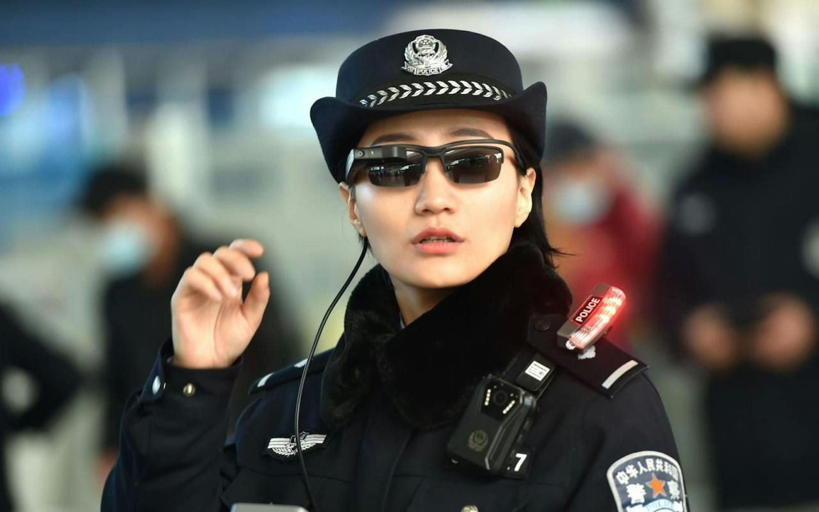 Chinas Polizei geht jetzt mit smarter Brille auf Verbrecherjagd.

