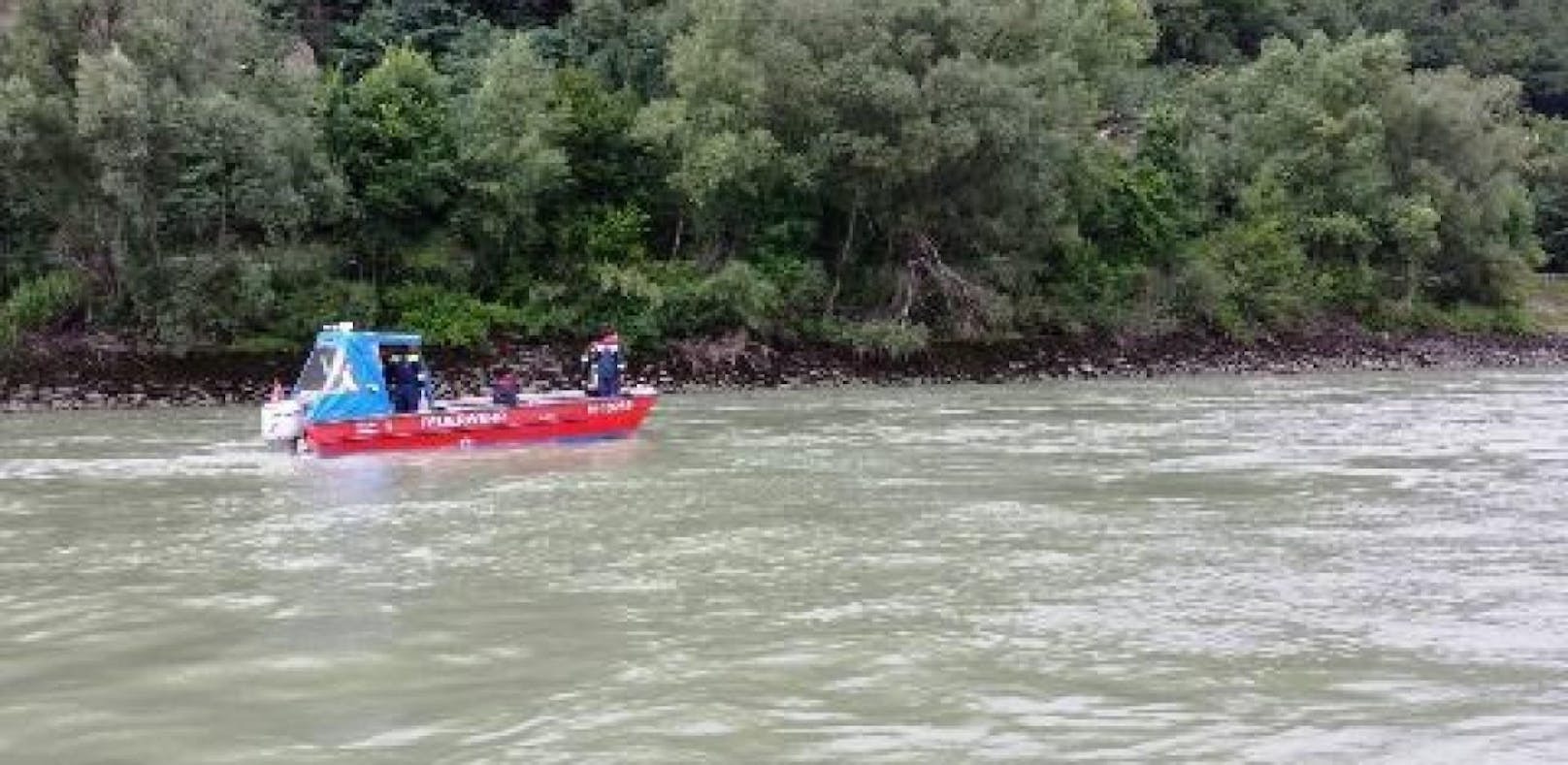 Eine große Suchaktion läuft derzeit auf der Donau in der Wachau.