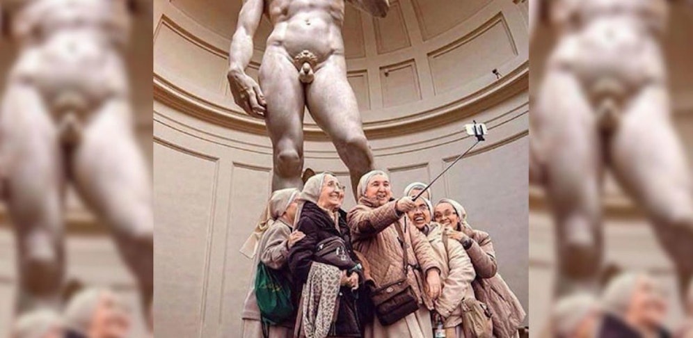 Die Nonnen setzen bei dem Selfie ihr schönstes Lächeln auf