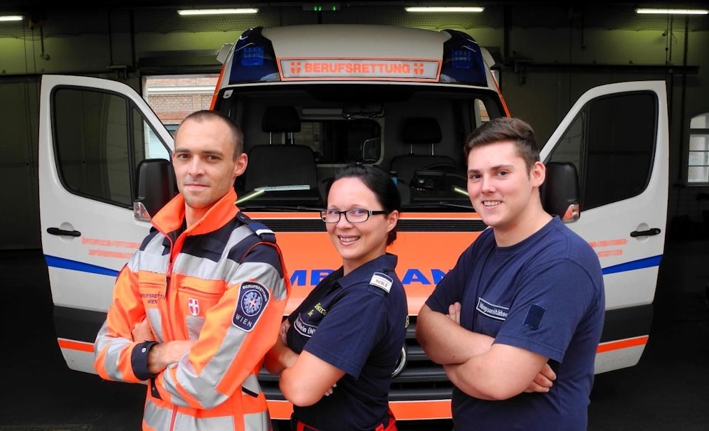 Notfallsanitäter Sascha C., Notfallsanitäterin Sabine D. und Zivildiener Sandro B. sind stolz auf die bewältigten Herausforderungen (von links n. rechts)