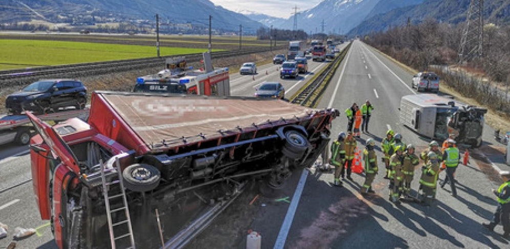 Drei Verletzte forderte der Lkw-Crash auf der A12 bei Telfs.