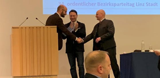 Hier gratuliert Wimmer seinem Nachfolger Hein.