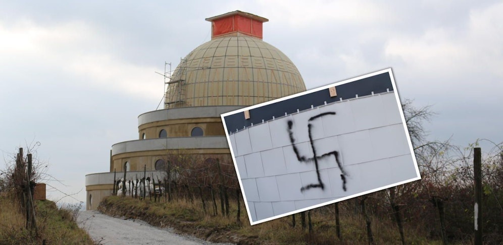 Der Stupa beim "Heute"-Lokalaugenschein im Dezember und eines der Hakenkreuzer.