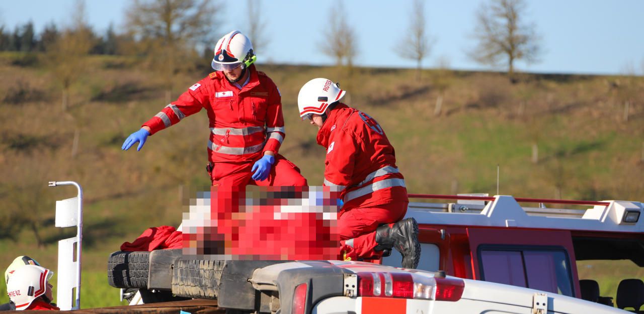 Heute.at - Lenker auf umgekipptem Transporter versorgt
