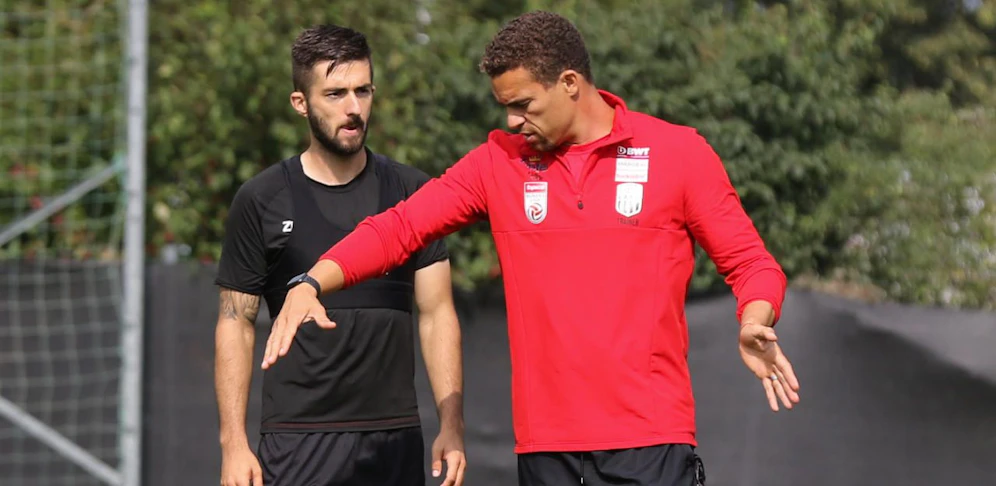 Valerien Ismael erklärt Marvin Potzmann den LASK-Fußball vor dem ersten Einsatz gegen Rapid.