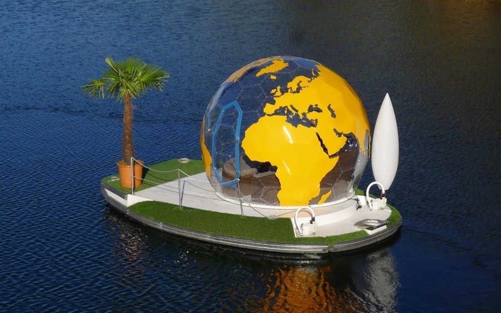 Ab sofort sofort laden Inselboote mit Erdkugel auf der Alten Donau zur "Weltreise".