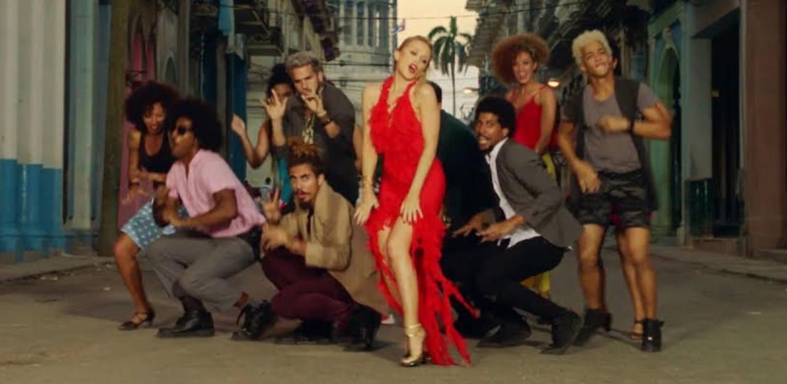 Kylie Minogue tanzt durch die Straßen von Havanna
