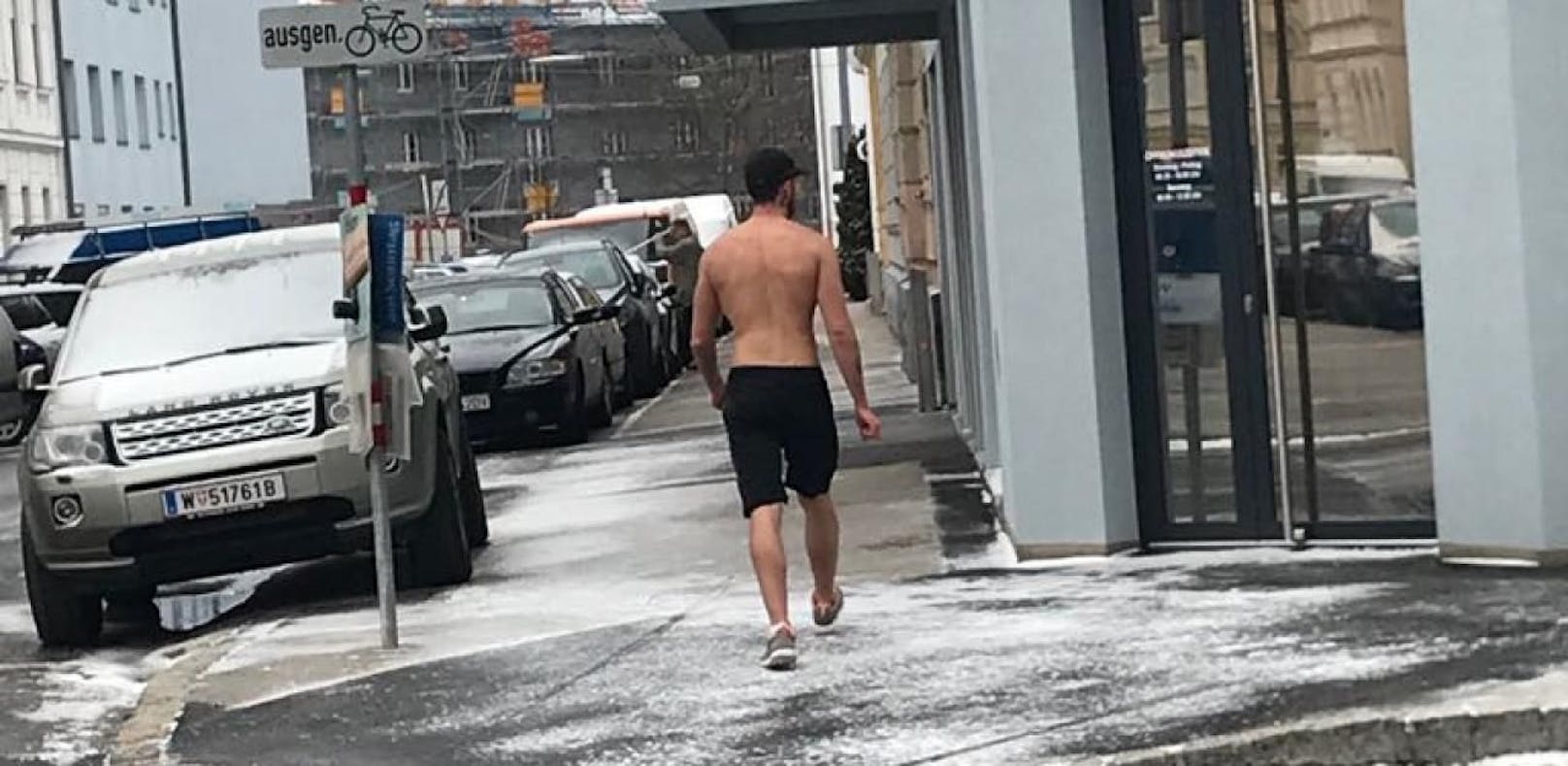 Ein junger Mann ließ sich die eisigen Temperaturen am Sonntag nicht anmerken, spazierte halbnackt durch Floridsdorf.