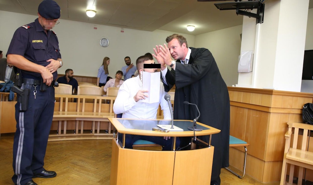 Nenad K. mit Anwalt Wolm am Wiener "Landl". 