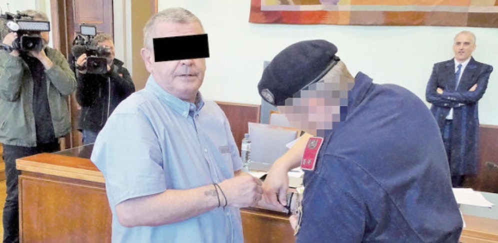 Der Angeklagte beim Prozess in Wiener Neustadt mit seinem Anwalt Michael Dohr (r.)