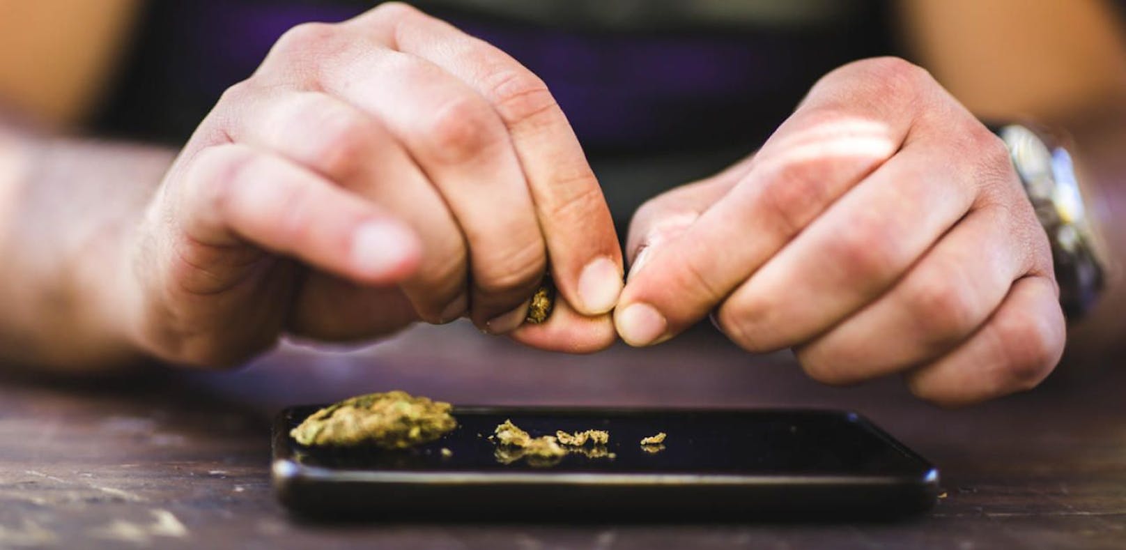 Ein junger Mann aus Vöcklabruck wurde erwischt, wie er Cannabis konsumierte. Ein Video auf seinem Handy brachte ihn aber in noch größere Schwierigkeiten. (Symbolfoto)