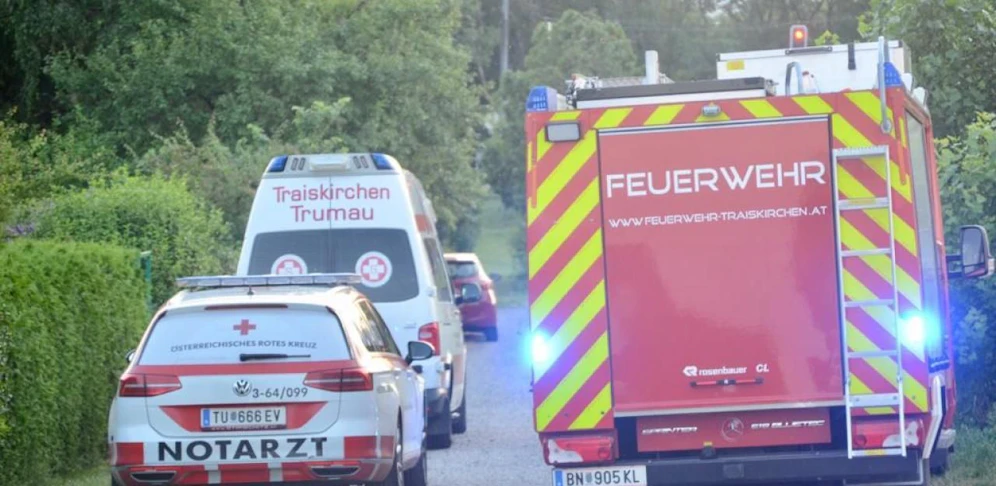 Einsatzkräfte am Unglücksort.