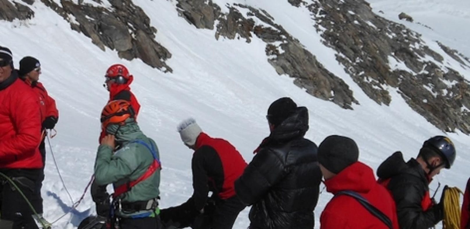 Waren zu viele Bergretter an einem Einsatz in Tirol beteiligt?
