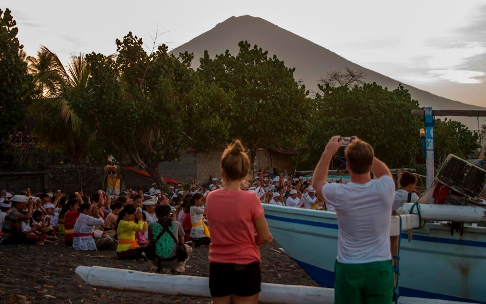 Die Fleischeslust der Touristen soll den Zorn des Berges geweckt haben, glaubt Priester Jaya.