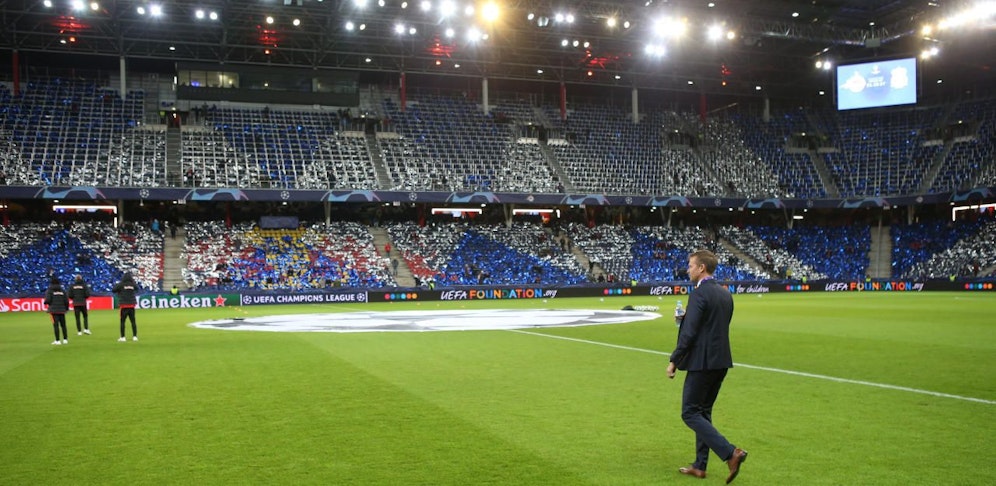 Liverpool wird in Salzburg mit einer Dosen-Choreo empfangen.