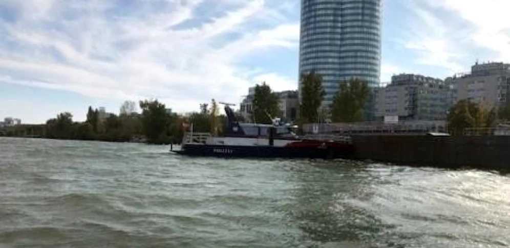 Die Polizei musste die Kähne wieder ans Ufer bringen.