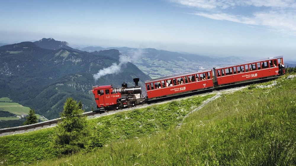 Die Schafbergbahn ist Österreichs steilste dampfbetriebene Zahnradbahn.