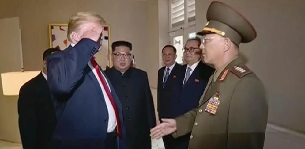 US-Präsident Donald Trump salutiert General No Kwang Chol