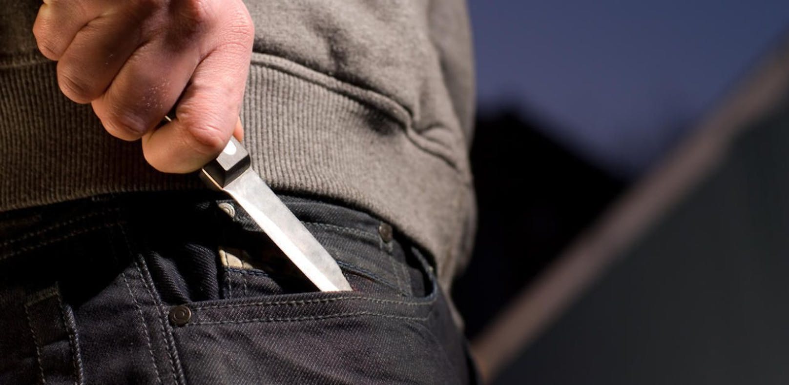 Der Mann attackierte seine Lebensgefährtin mit einem Messer (Symbolbild)