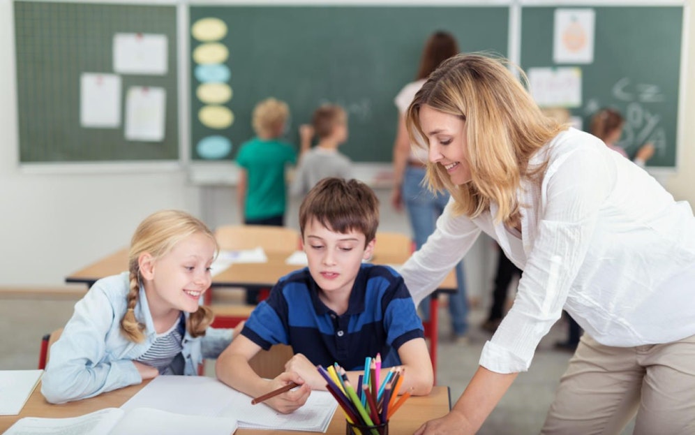 Lehrerin in der Klasse
