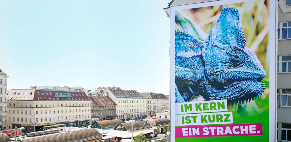 Das Plakat bleibt während des gesamten Wahlkampfes an der Feuerwand der Linken Wienzeile hängen.