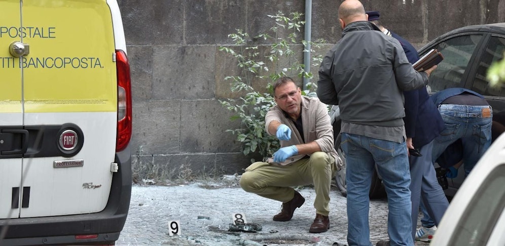 Nahe einer Post explodierte ein Sprengsatz, ein Auto wurde beschädigt.