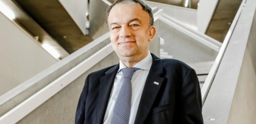 Der selbst erkrankte JKU-Rektor Meinhard Lukas will Nierenkranken Mut machen.