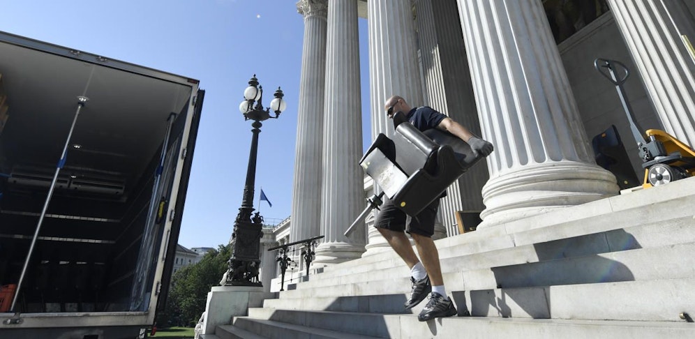 Im Zuge der Parlament-Generalsanierung startete die Räumung des Nationalratssitzungssaals.