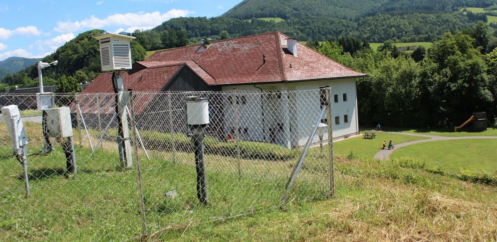 Die Messdaten der Wetterstation (im Vordergrund) zeigen: Der Kindergarten in Weyer (Bez. Steyr-Land) ist der heißeste Ort Oberösterreichs.