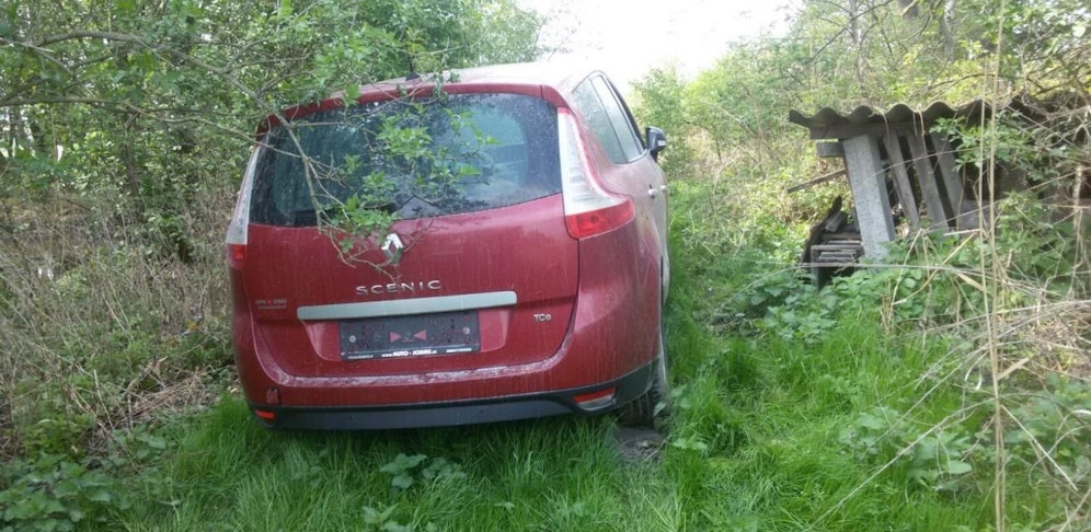 Die Diebe versteckten den roten Citroen auf einem Feldweg.