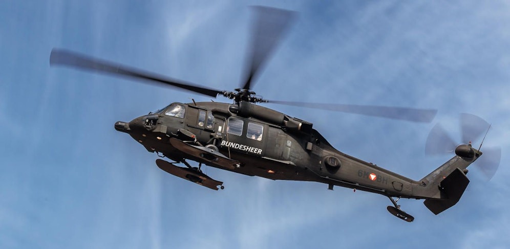 Der Black Hawk kreist über dem Einsatzgebiet.