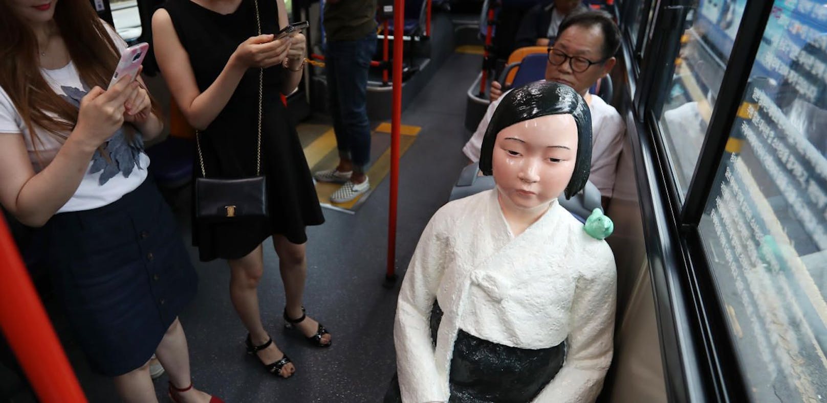 Sex-Sklaven-Puppen fahren in Südkorea Bus