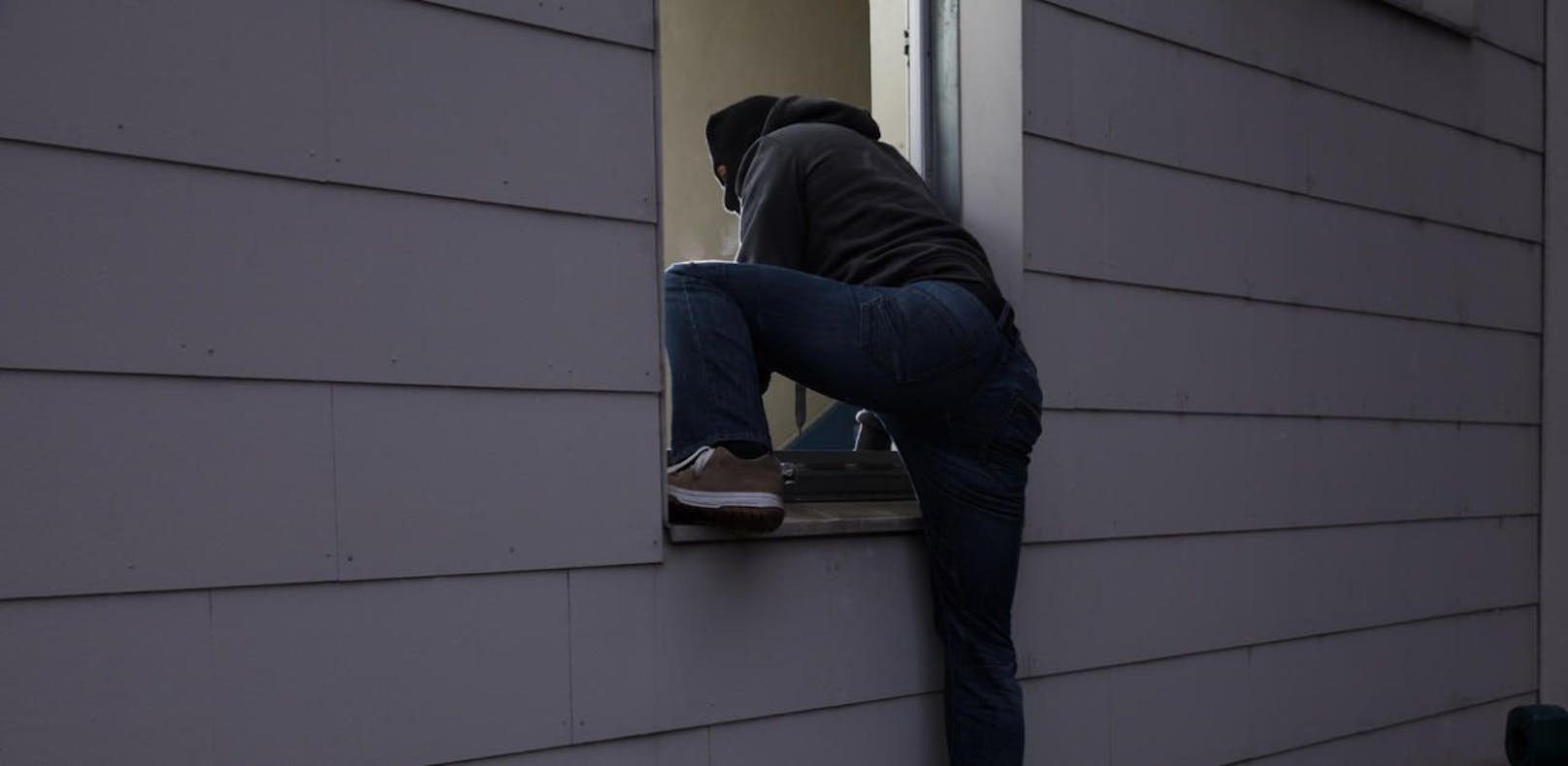 Ein 39-Jähriger wollte sturzbetrunken in sein eigenes Haus einbrechen, schlug dazu das Kellerfenster ein. Allerdings beim falschen Haus! Symbolbild