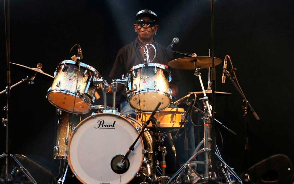 Tony Allen bei einem Auftritt in Hof des Palais Royal in Paris 2017