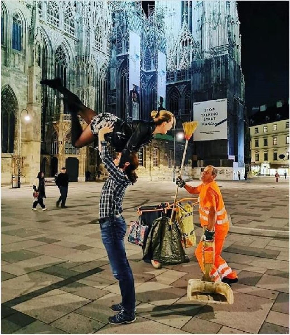 Die verliebten Rock'n'Roll-Akrobaten trafen auf einen MA-48 Mitarbeiter