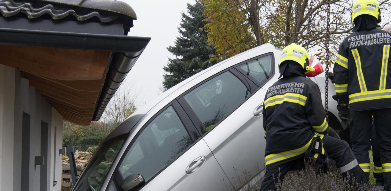Heute.at - Herrenloses Auto krachte in eine Hausmauer