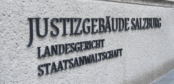 Eine Salzburgerin (52) musste sich wegen Verdachts der Terrorismusfinanzierung dem Gericht stellen. Sie wurde freigesprochen.