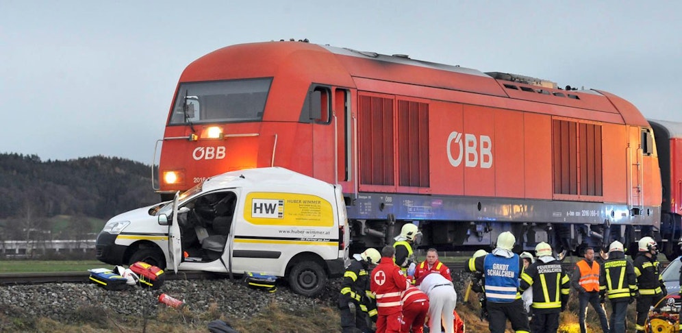 In Schalchen krachte ein Kleintransporter gegen einen Zug.