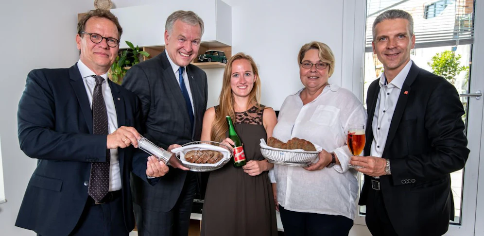 Stefan Szyszkowitz (Vorstandssprecher EVN AG), Martin Eichtinger (NÖ Landesrat), Birgit Kolar (Wohnungseigentümerin), Karin Baier (Bürgermeisterin Schwechat) und Christian Huber (Brau Union).