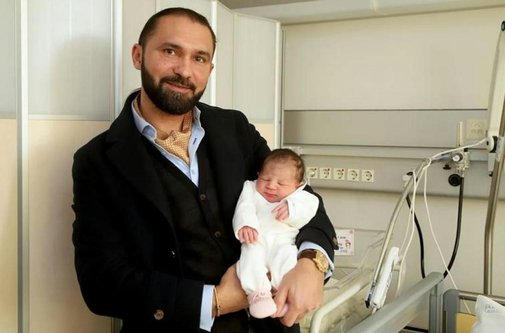 Die kleine Tiffany-Cataleya-Chloe ist das erste Baby, das im neuen Jahr in einem Spital des Wiener Krankenanstaltenverbundes (KAV) zur Welt gekommen ist. Ihr Opa ist sichtlich stolz auf sein süßes Enkerl.
