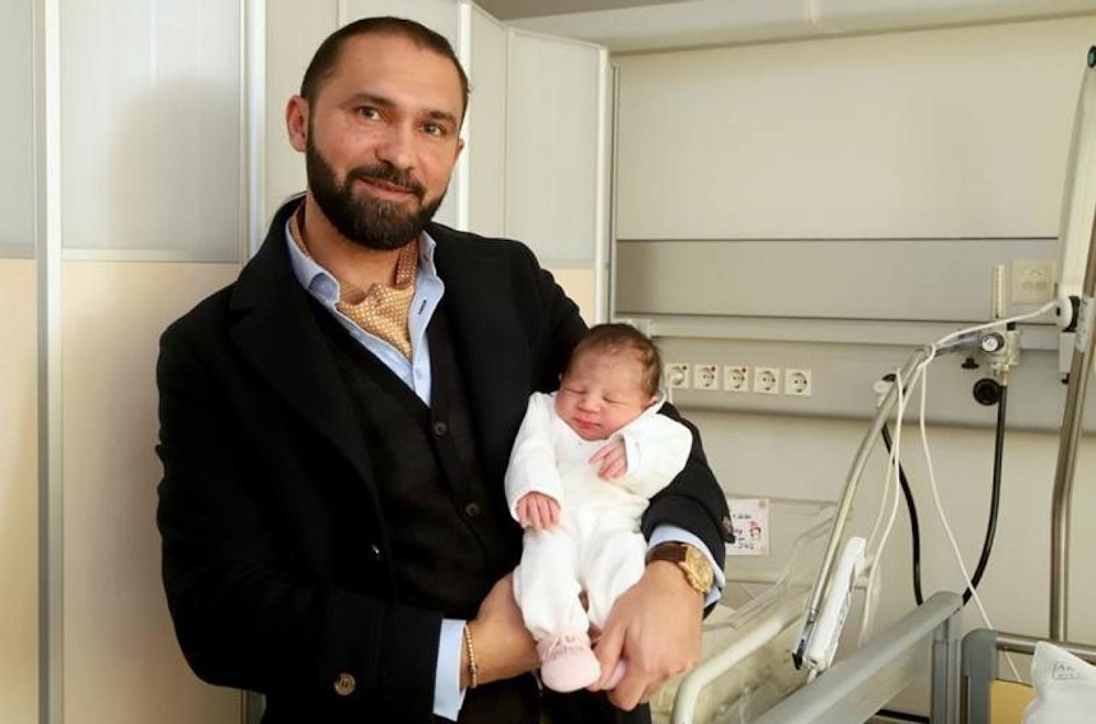 Die kleine Tiffany-Cataleya-Chloe ist das erste Baby, das im neuen Jahr in einem Spital des Wiener Krankenanstaltenverbundes (KAV) zur Welt gekommen ist. Ihr Opa ist sichtlich stolz auf sein süßes Enkerl.