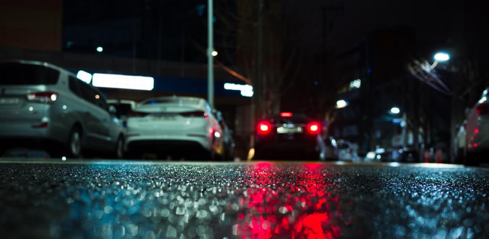 Symbolfoto eines Autos von hinten in der Nacht. 