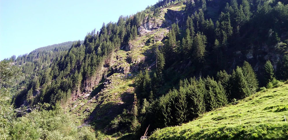 Der Mann stürzte circa 30 Meter in die Tiefe
