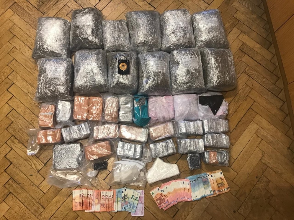 Die von der Polizei sichergestellten Drogen und Geldscheine.