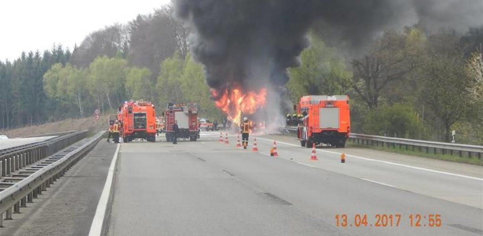 Der Reisebus ging auf der Autobahn in Flammen auf