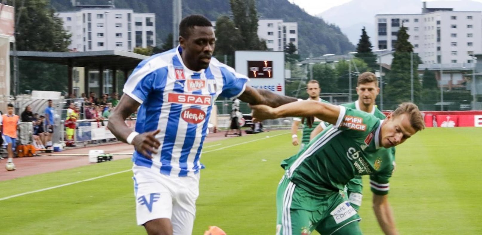 2018 spielte Mo Idrissou - hier im Zweikampf mit Stefan Schwab - noch mit Kufstein im Cup gegen Rapid.